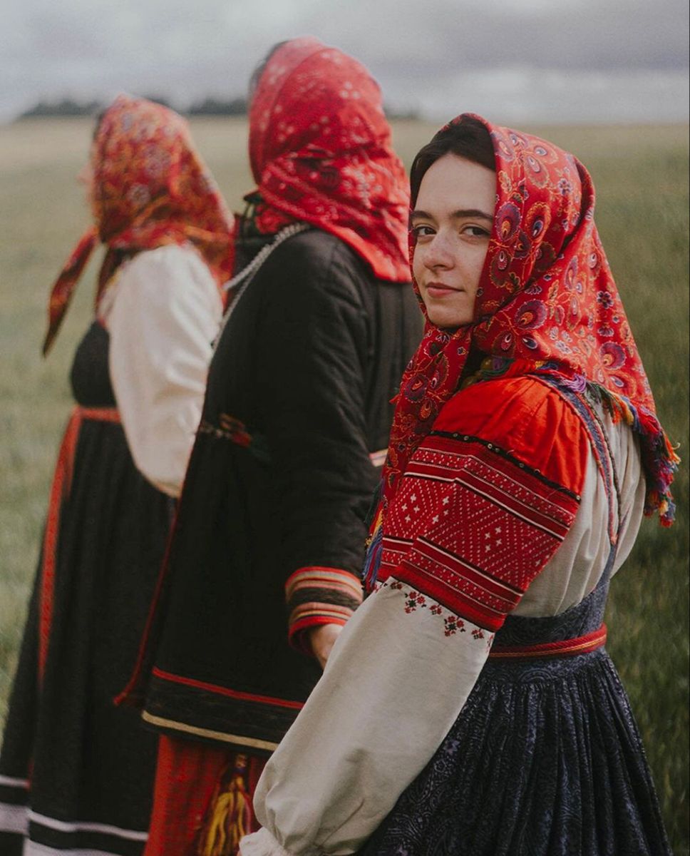 Women in Slavic costumes’s look of the day — catch her live in Djibouti